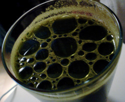 sok-iz-konoplyanyx-listev