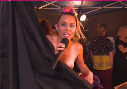 majli-sajrus-obnazhila-grud