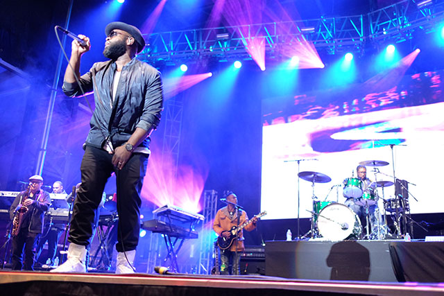 Эту фееричную ночь завершила группа The Roots своим заключительным очумело высоким аккордом.