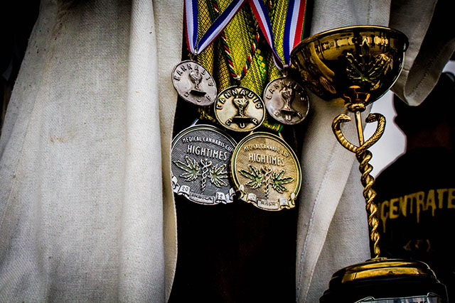 Некоторые производители решили блеснуть былым величием, демонстрируя выигранные на предыдущих Кубках Конопли медали и призы