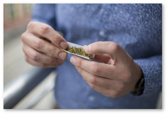 kak svernut kosyak s marihuanoj