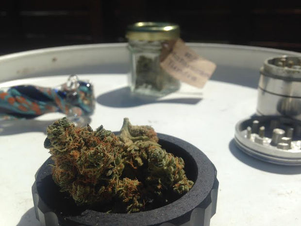 frisbee lifehack rolling joints